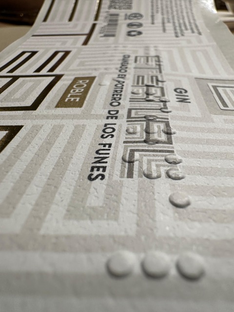 Detalle Braille en etiqueta Eternal